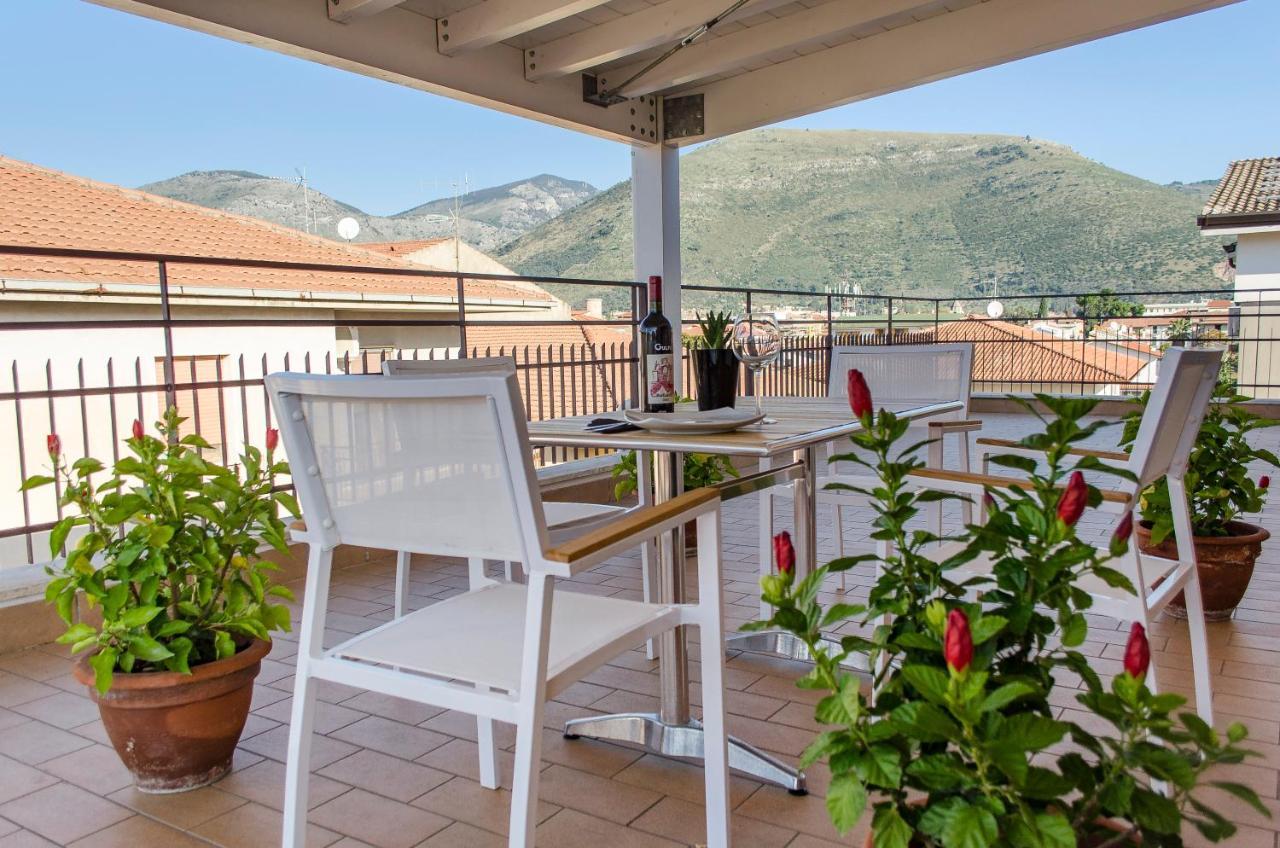 شقة La Terrazza Su فوندي المظهر الخارجي الصورة