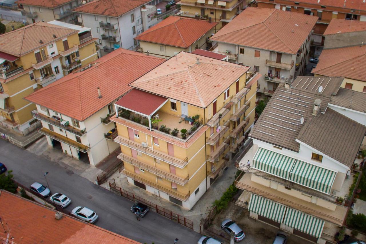 شقة La Terrazza Su فوندي المظهر الخارجي الصورة